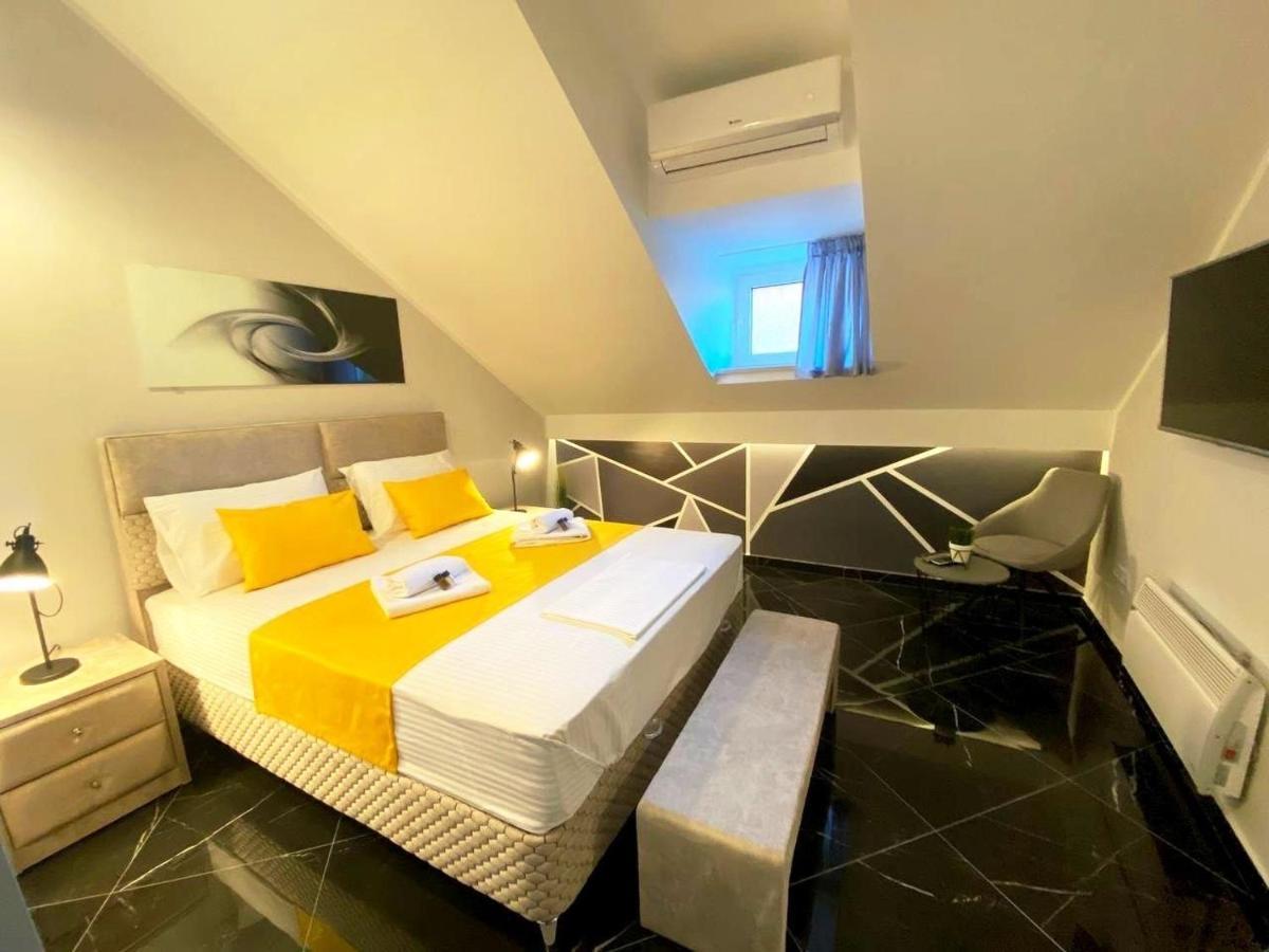 D & Sons Apartments โกตอร์ ภายนอก รูปภาพ