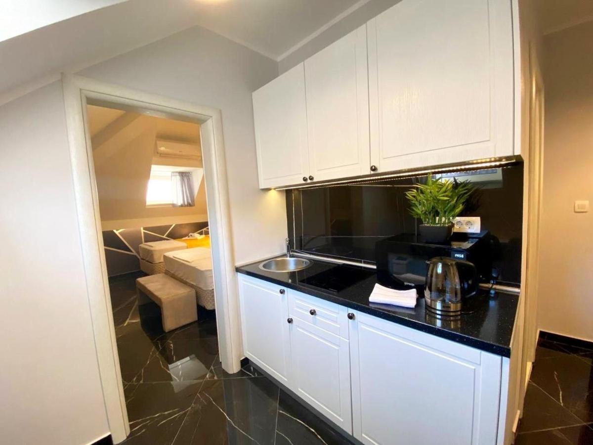 D & Sons Apartments โกตอร์ ภายนอก รูปภาพ