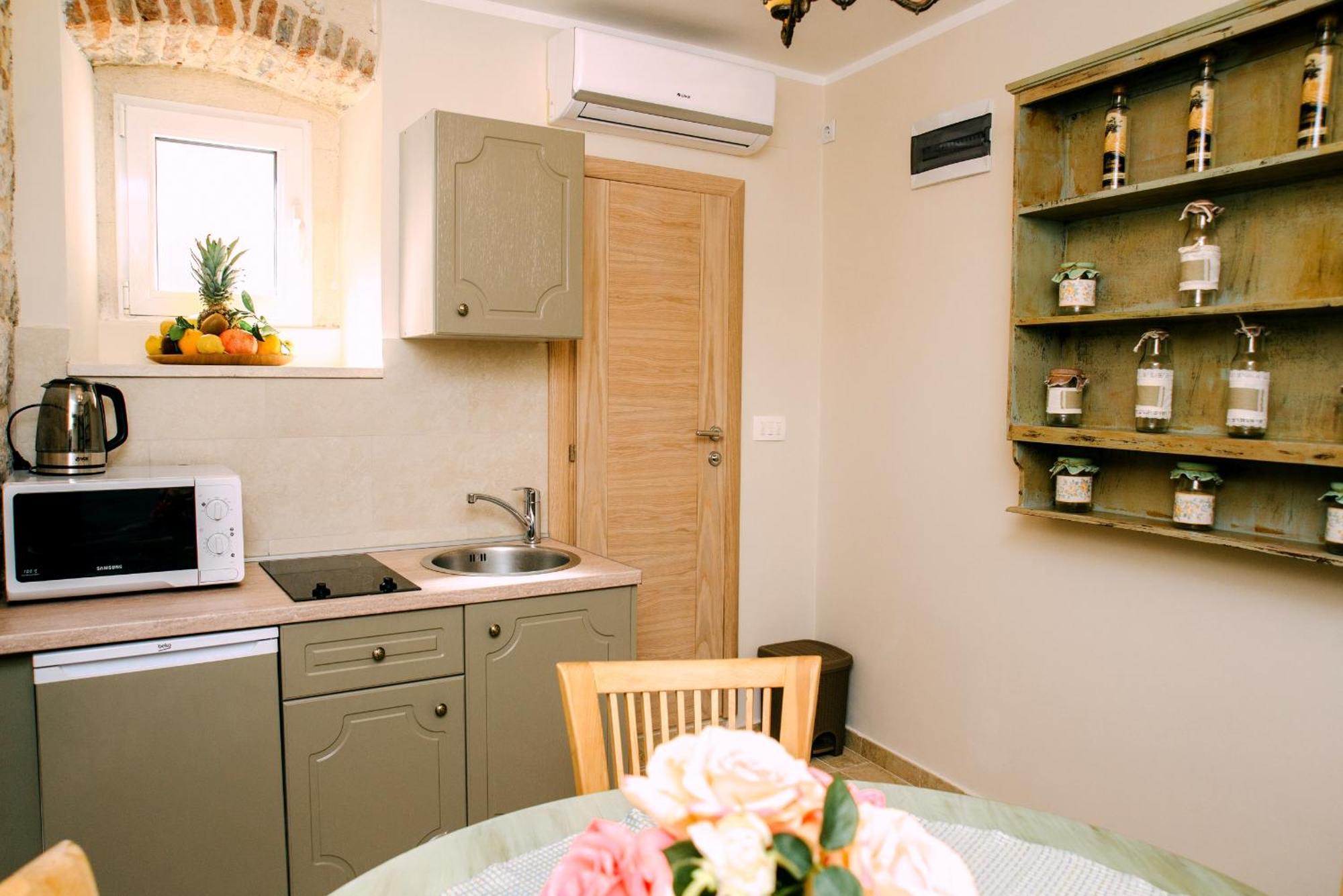 D & Sons Apartments โกตอร์ ห้อง รูปภาพ