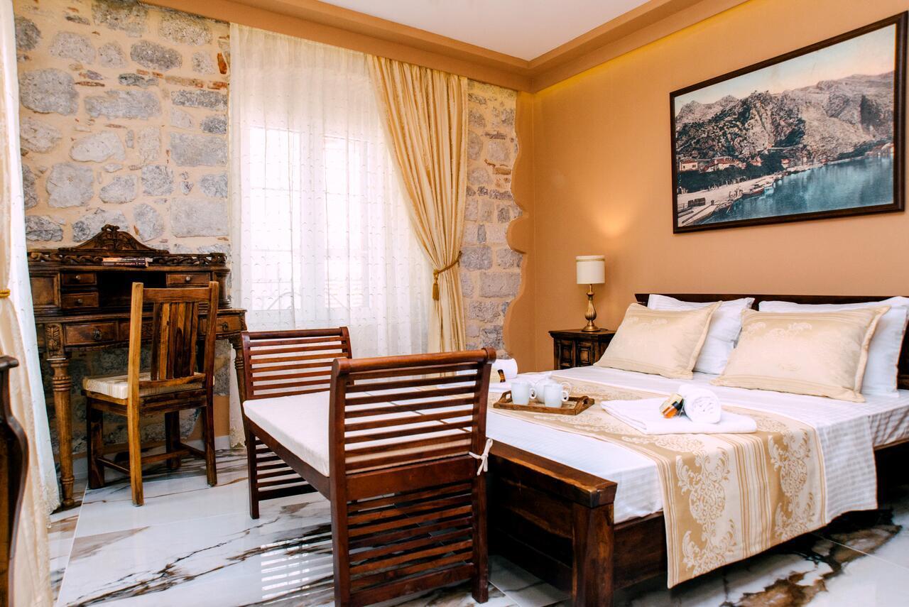 D & Sons Apartments โกตอร์ ภายนอก รูปภาพ