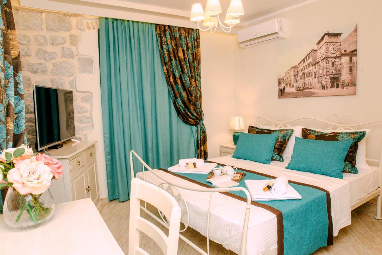D & Sons Apartments โกตอร์ ภายนอก รูปภาพ